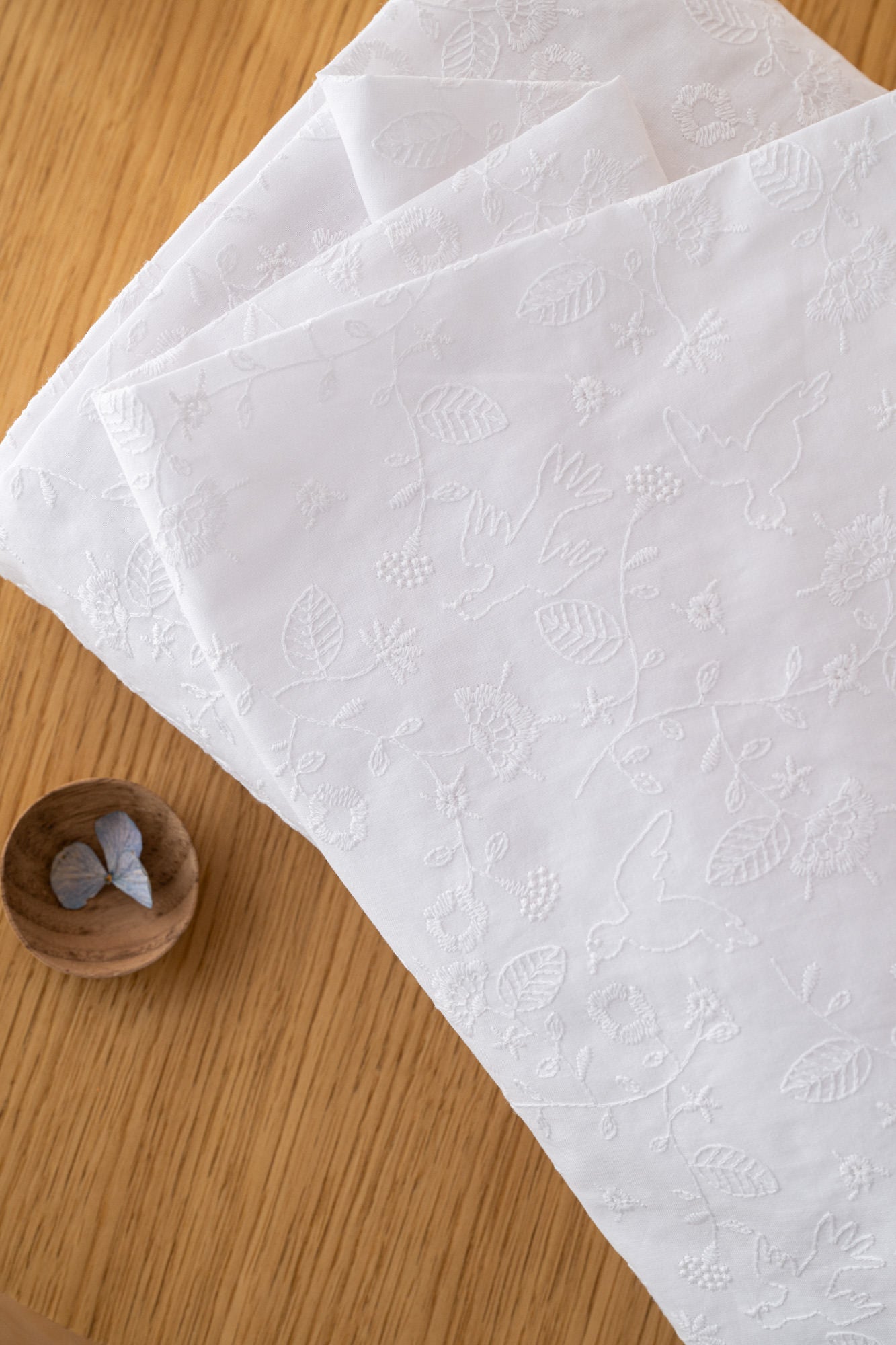 Broderie anglaise blanche motifs oiseaux