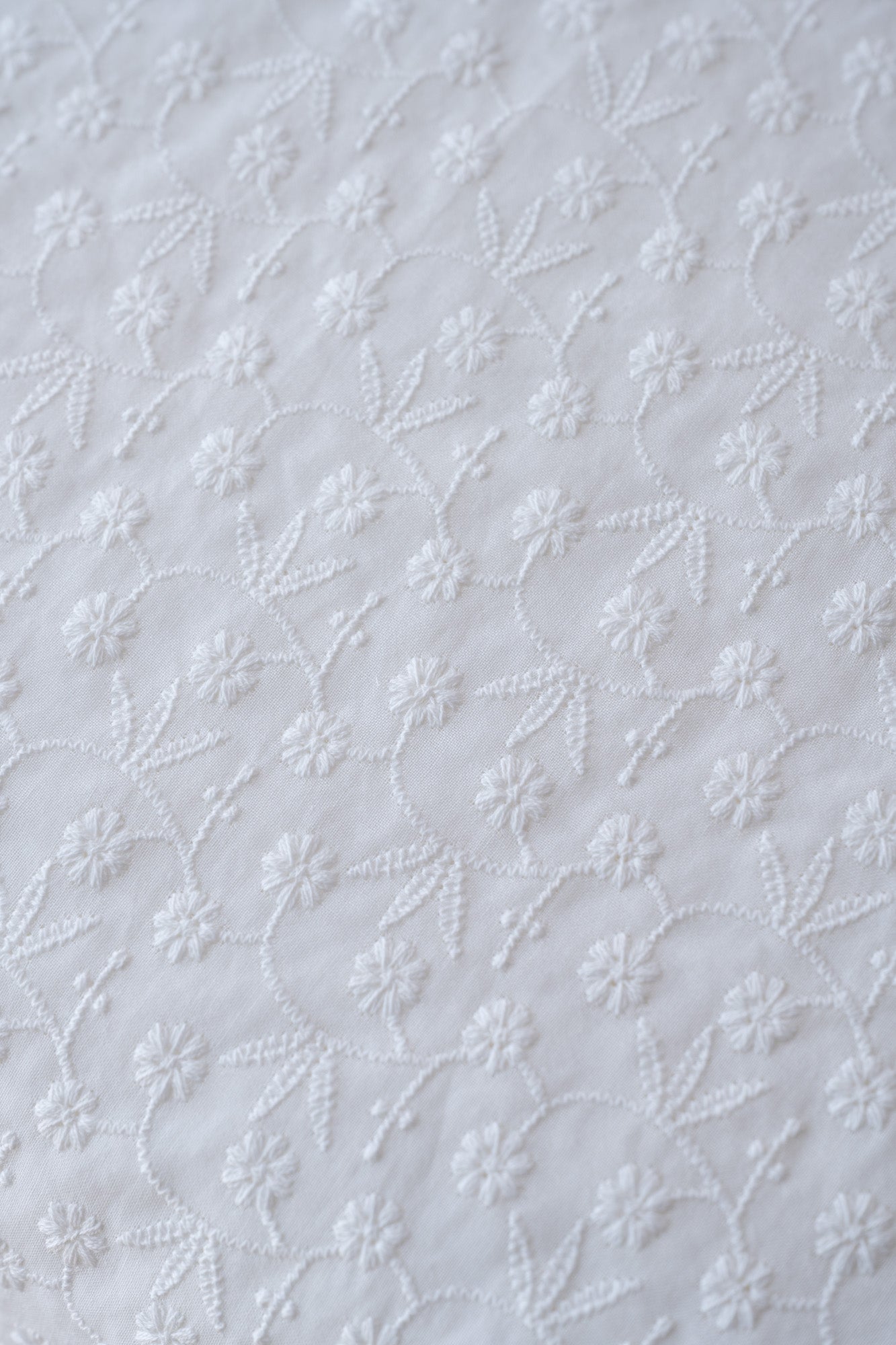 Broderie anglaise blanc cassé motif floral