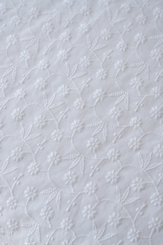 Broderie anglaise blanc cassé motif floral