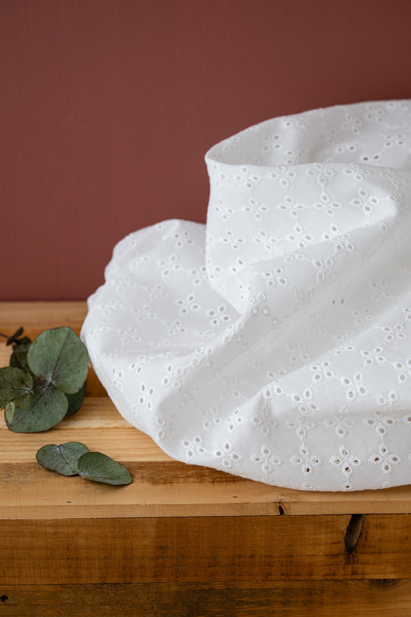 Broderie anglaise blanche motifs trèfles