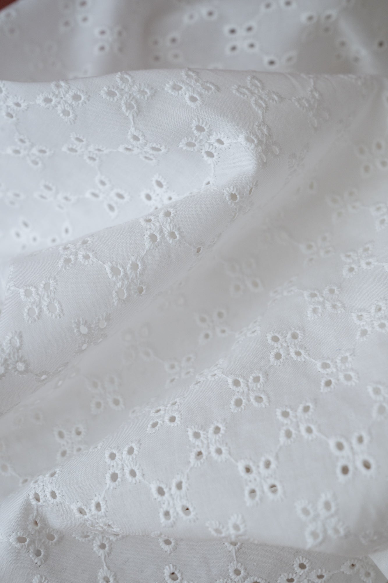 Broderie anglaise blanche motifs trèfles
