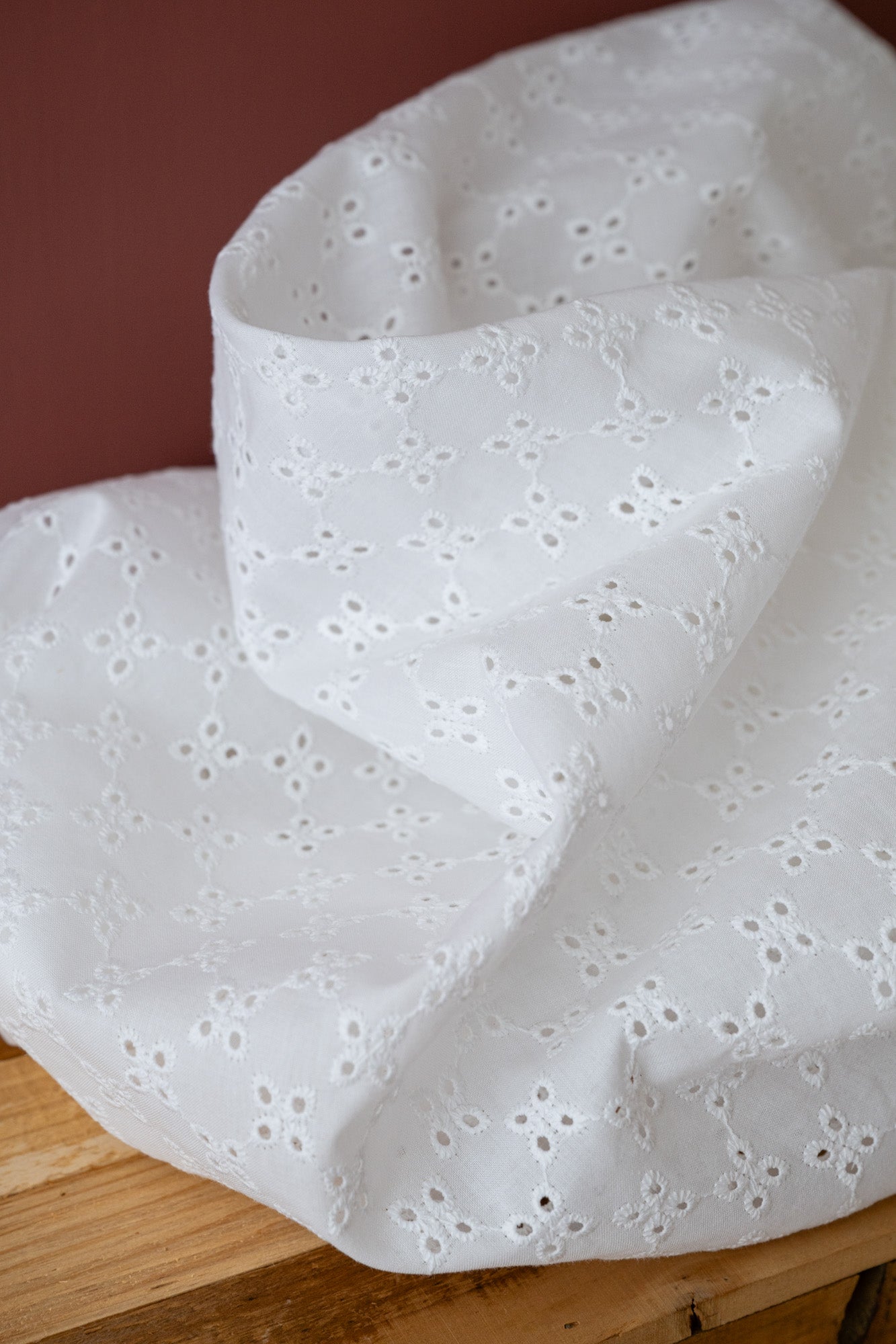 Broderie anglaise blanche motifs trèfles