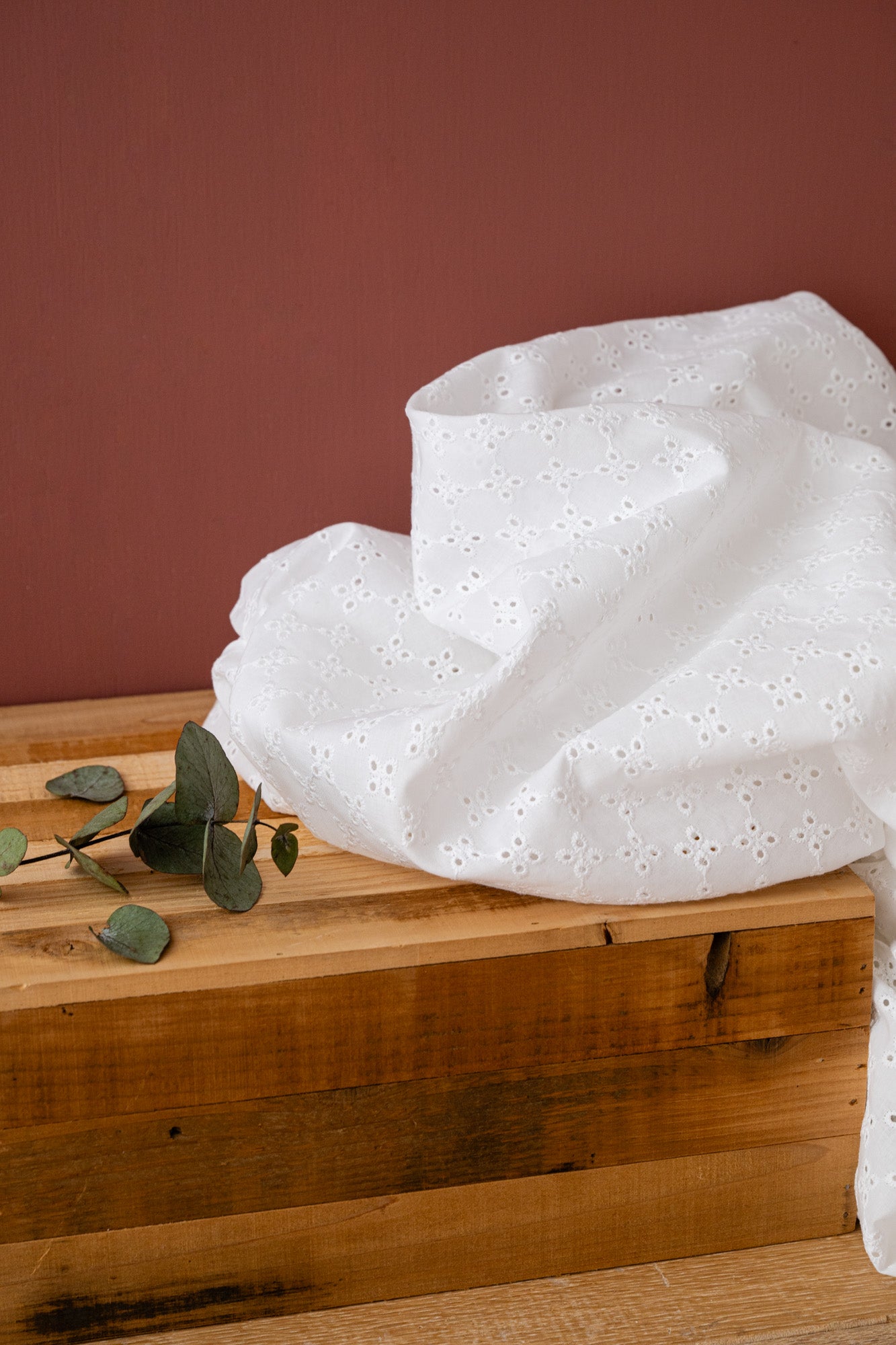 Broderie anglaise blanche motifs trèfles